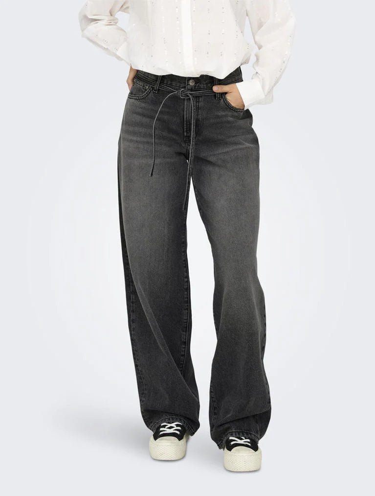 Only mærket, med alle de gode styles. på billedet ser man deres mørke jeans 